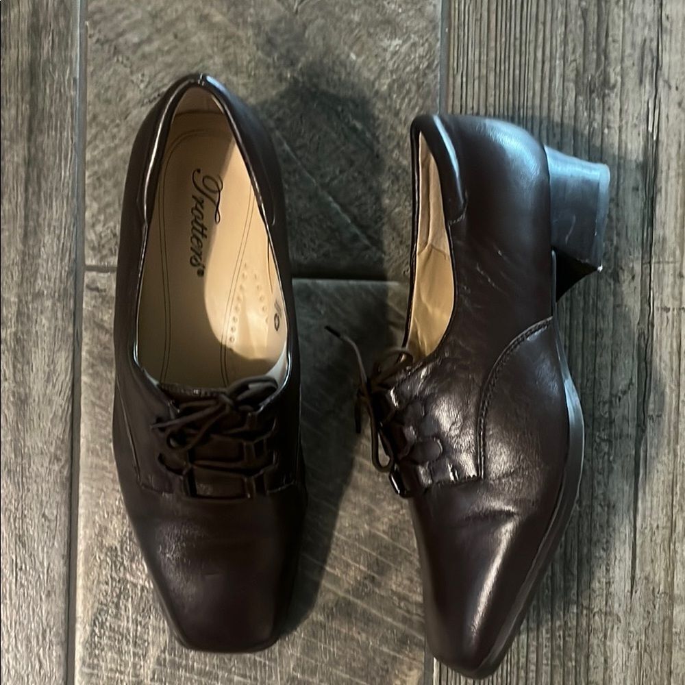 Vintage Trotters Brown Leather Granny Shoes 1.5” block heel, square toe.